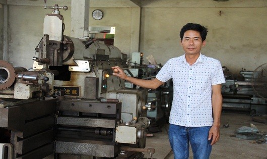 Anh Trần Đình Lai sáng chế ra máy ép củi từ vỏ trấu.