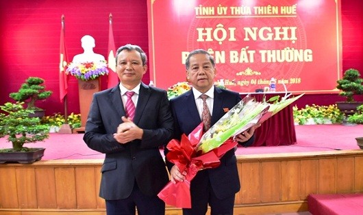 Bí thư tỉnh ủy ông Lê Trường Lưu tặng hoa chúc mừng tân Chủ tịch UBND tỉnh Phan Ngọc Thọ (ảnh: CTTĐT)
