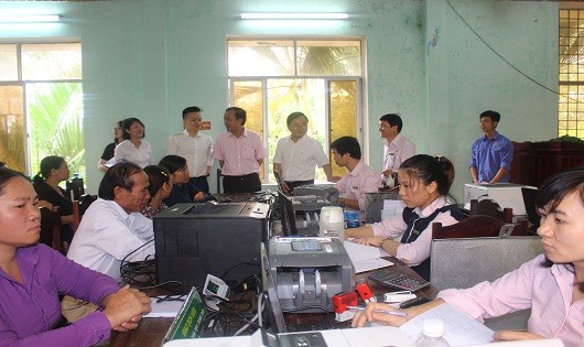 Đoàn công tác kiểm tra tại điểm giao dịch xã Phong Hiền (Phòng Điền, tỉnh TT- Huế)