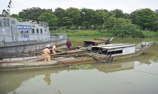 Phòng Cảnh sát đường thủy kiểm tra và phát hiện thuyền khai thác cát, sỏi trái phép trên khu vực hạ lưu sông Hương