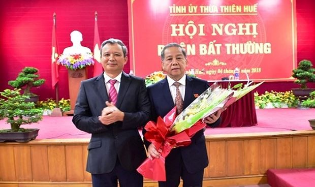 Chủ tịch UBND tỉnh TT- Huế nhiệm kỳ 2016- 2021, ông Phan Ngọc Thọ (bên phải)