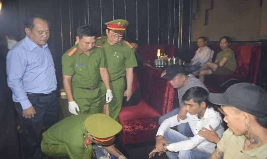Đại tá Lê Văn Vũ - Phó Giám đốc Công an tỉnh  trực tiếp chỉ đạo kiểm tra hành chính quán bar ASTA