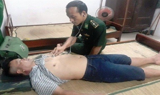 Lực lượng quân y chăm sóc sức khỏe cho ngư dân bị chìm tàu ở cửa biển Thuận An.