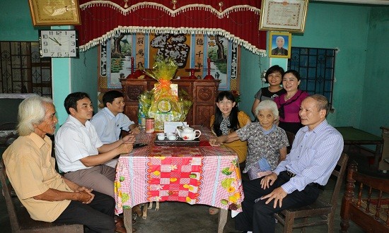 Ông Trương Công Lân (Đầu tiên, bên phải) cùng đại diện lãnh đạo NHCSXH tỉnh và lãnh đạo Chính quyền địa phương thăm, tặng mẹ Hoàng Thị Ký