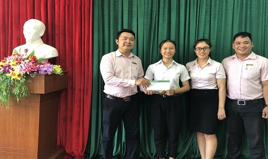 NHCSXH huyện trao số tiền hỗ trợ hàng tháng từ chương trình cho em Trương Thị Nhung ( xã Lộc An)
