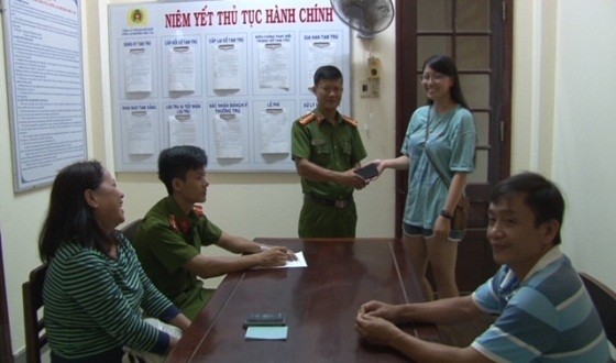 Công an phường Phú Cát trao trả lại tài sản cho hai Việt Kiều Mỹ