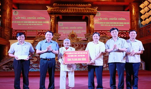 Đại diện ban cán sự lớp học trao tặng số tiền 70 triệu đồng cho gia đình ông Trần văn Tra