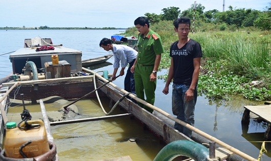 Hai thuyền khai thác cát trái phép trên hạ lưu sông Hương bị cơ quan chức năng bắt giữ