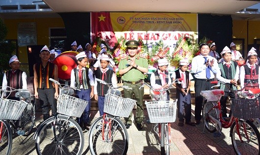Thay mặt đoàn, Đại tá Lê Quốc Hùng- Giám đốc Công an tỉnh tặng xe đạp cho các em học nghèo vượt khó trường THCS -dân tộc nội trú Nam Đông.