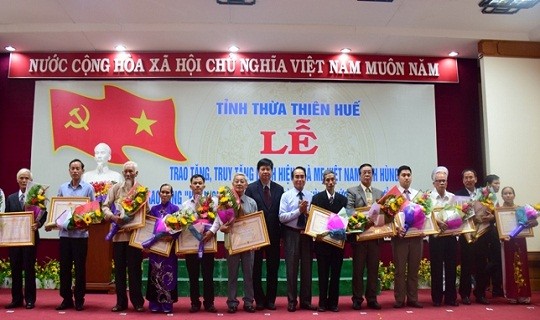 Thừa quyền Chủ tịch nước, UBND tỉnh tổ chức lễ trao tặng và truy tặng danh hiệu vinh dự nhà nước cho 21 Mẹ Việt Nam Anh hùng (ảnh CTTĐT)