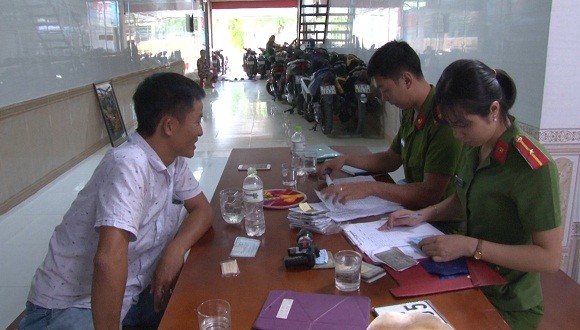 Cơ quan chức năng kiểm tra tại cư sở kinh doanh dịch vụ cầm đồ do ông Lê Văn Tiến làm chủ