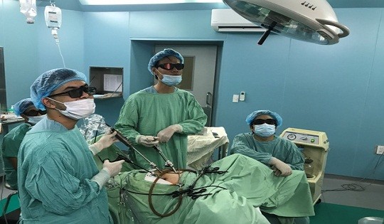 Các bác sĩ đang tiến hành phẫu thuật nội soi 3D treo tử cung vào mỏm nhô cho bệnh nhân Bùi Thị N.