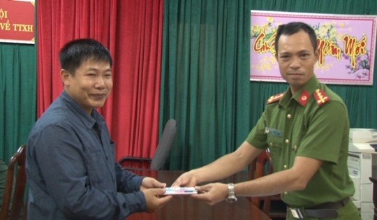 Cơ quan Công an thành phố Huế trao trả lại tài sản cho anh Đào Khắc Thuận