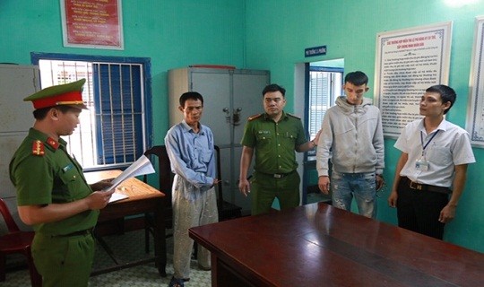 Lực lượng chức năng đang tiến hành lệnh bắt khẩn cấp đối tượng Trần Ngọc Sơn (thứ 2 từ phải sang)				                								