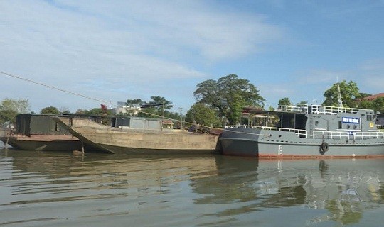 Các tàu, thuyền khai thác cát trái phép trên sông Hương
