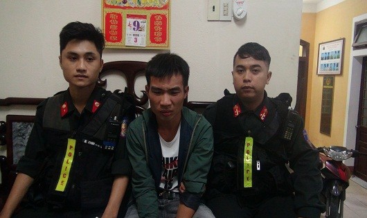 Đối tượng Cao Phú bị cơ quan cảnh sát cơ động bắt giữ vì hành vi tàng trữ trái phép chất ma túy