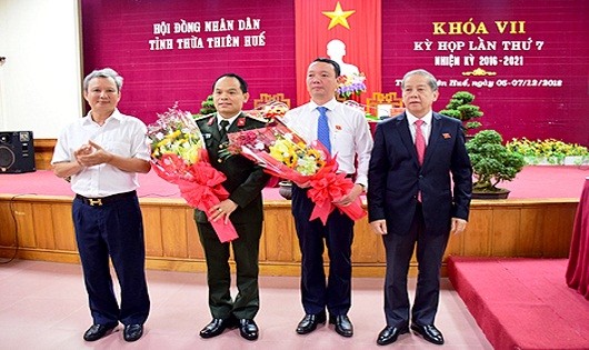 Ông Phan Thiên Định (đứng thứ 2 từ phải qua) giữ chức vụ Phó Chủ tịch UBND tỉnh nhiệm kỳ 2016- 2021 (ảnh CTĐT)