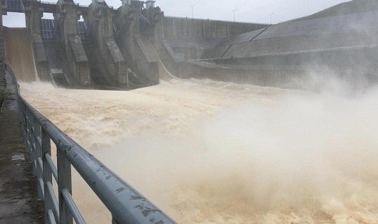 Để đảm bảo an toàn công trình và vùng hạ du, thủy điện Hương Điền đã điều tiết xã lũ