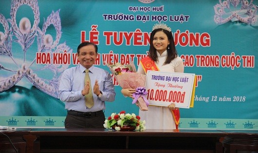 Trường Đại học Luật,Đại học Huế, trao tặng phần thưởng trị giá 10 triệu đồng cho hoa khôi sinh viên Việt Nam Nguyễn Thị Phương Lan