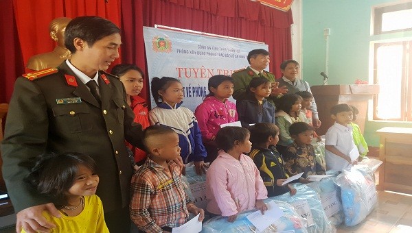 Các cán bộ, chiến sĩ Công an tỉnh thăm và tặng những phần quà đến các em học sinh vùng biên giới A Lưới (tỉnh TT- Huế)