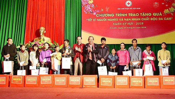 Phó Thủ tướng Thường trực Trương Hòa Bình tặng quà cho các hộ nghèo và hộ nạn nhân chất độc da cam tại huyện A Lưới, tỉnh TT- Huế (ảnh CTTDT Huế)