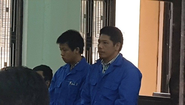 Các bị cáo Lý Trực Đỉnh (bên phải) và Hồ Ngọc Đức Tài tại phiên tòa sơ thẩm

