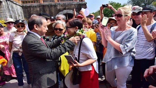 Chủ tịch UBND tỉnh ông Phan Ngọc Thọ tặng hoa và gửi lời chúc tới những vị khách “xông đất” Hoàng Cung Huế