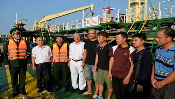 Đồn Biên phòng Cửa khẩu cảng Chân Mây tiếp nhận các thuyền viên bị nạn tại tàu Long Phú 18 (ảnh Ngọc Tình)


