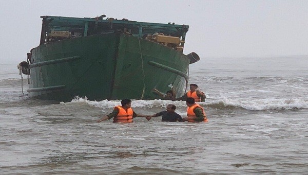 Các chiến sỹ của Đồn Biên Phòng đang lai dắt tàu gặp nạn vào bờ