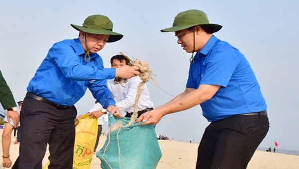 Chủ tịch UBND tỉnh TT- Huế Phan Ngọc Thọ tham gia nhặt rác tại bãi biển Thuận An. Ảnh Ngọc Minh