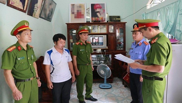 Cơ quan CSĐT Công an Thừa Thiên - Huế đọc lệnh bắt giữ ông Nguyễn Xuân Hợp