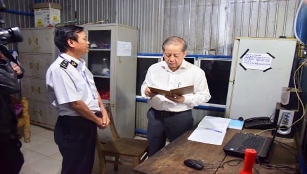 Chủ tịch UBND tỉnh Phan Ngọc Thọ kiểm tra sổ kiểm dịch tại chốt kiểm dịch. Ảnh: Ng. Minh