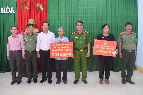 Đại diện Công an tỉnh TT- Huế trao tiền hỗ trợ xây dựng nhà tình nghĩa cho các gia đình có công là mẹ Nguyễn Thị Đậu và ông Võ Hồng 