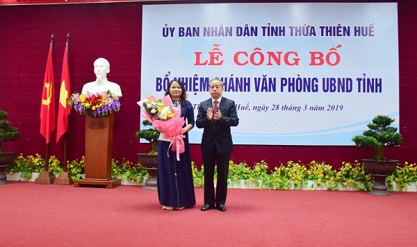 Phó Bí thư Tỉnh ủy, Chủ tịch UBND tỉnh Phan Ngọc Thọ trao quyết định và tặng hoa chúc mừng bà Trần Thị Hoài Trâm