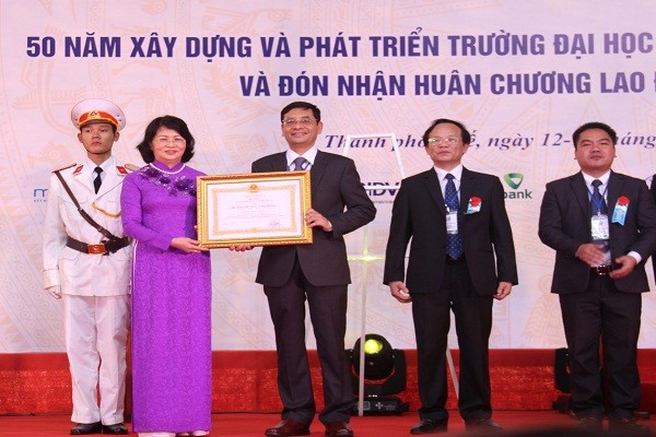 Phó Chủ tịch nước Đặng Thị Ngọc Thịnh trao tặng Huân chương Lao động hạng Nhất cho nhà trường tại lễ kỷ niệm
