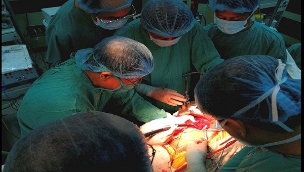 Ca phẫu thuật cắt gan bằng dao siêu âm tích hợp do GS.TS Phạm Như Hiệp - Giám đốc bệnh viện Trung ương Huế trực tiếp làm kíp trưởng