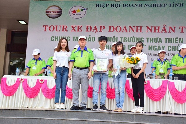Chủ tịch UBND tỉnh, Trưởng đoàn Đại biểu Quốc hội tỉnh Phan Ngọc Thọ trao giải thưởng cho đội đạt giải nhất