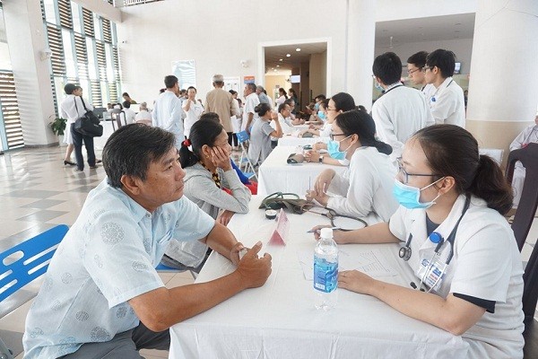 Đội ngũ y, bác sĩ của bệnh viện Trung ương Huế cơ sở 2 đang tư vấn cho người dân về bệnh hen, bệnh phổi tắc nghẽn mãn tính