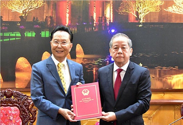Chủ tịch UBND tỉnh Thừa Thiên Huế Phan Ngọc Thọ trao giấy chứng nhận đầu tư dự án nhà máy chế xuất Billion Max Việt Nam