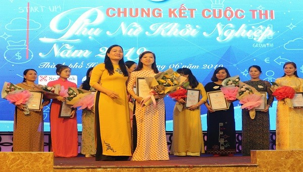 Bà Trần Thị Kim Loan, chủ tịch Hội Liên hiệp tỉnh Thừa Thiên Huế trao giải nhất cho ý tưởng "phát triển du lịch Sen Huế" của chị Dương Thị Thúy Hằng.