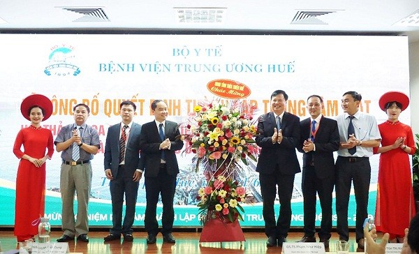 Lãnh đạo UBND tỉnh TT- Huế chúc mừng bệnh viện Trung ương Huế thành lập Trung tâm Mắt