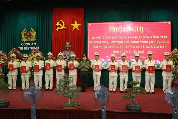 Đại tá Nguyễn Quốc Đoàn Giám đốc Công an tỉnh trao Quyết định điều động