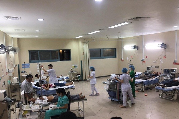 Trước đó đã có hơn 70 người nhập viện cấp cứu sau khi dự bữa tiệc đám cưới tại thôn Hiền Sỹ, xã Phong Sơn, huyện Phong Điền