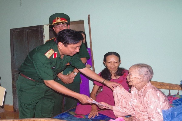 Thăm, tặng quà Mẹ Việt nam anh hùng Dương Thị Mót ở Phường Thủy Châu, Thị xã Hương Thủy.