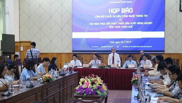 Chủ tịch UBND tỉnh TT- Huế ông Phan Ngọc Thọ cung cấp thông tin tại buổi họp báo