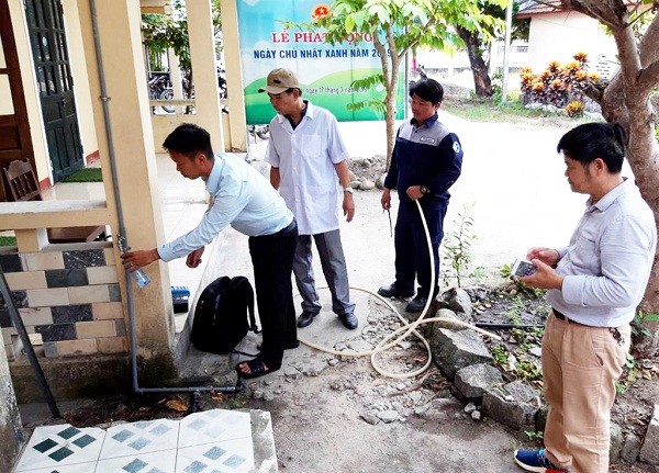 Trung tâm Kiểm soát Bệnh tật lấy mẫu nước để kiểm nghiệm tại trụ sở UBND xã Lộc Tiến, huyện Phú Lộc