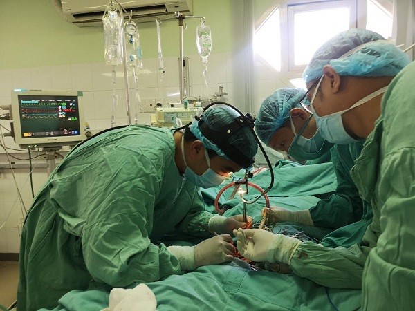 Các bác sĩ đang thực hiện kỹ thuật oxy hóa qua màng ngoài cơ thể (ECMO) để cứu sống bệnh nhân bị viêm cơ tim tối cấp