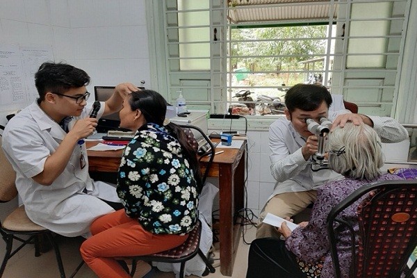 Các bác sĩ đang khám sàng lọc bệnh lý về mắt cho các người dân