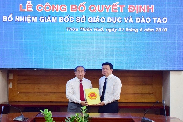 Chủ tịch UBND tỉnh Phan Ngọc Thọ trao quyết định bổ nhiệm cho ông Nguyễn Tân (bên phải)


