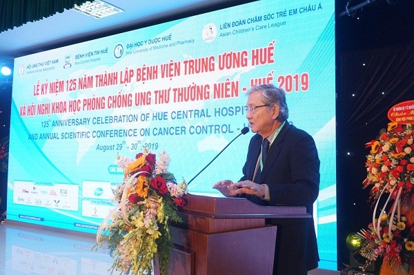 GS. Nguyễn Chấn Hùng, Chủ tịch Hội Ung thư Việt Nam phát biểu tại hội nghị.